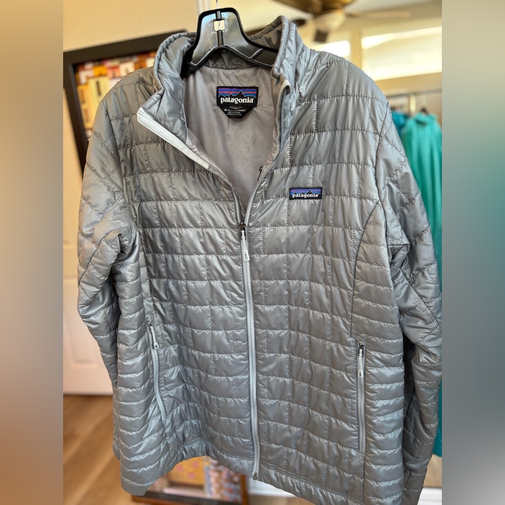 Patagonia Women's nano puff Size XL